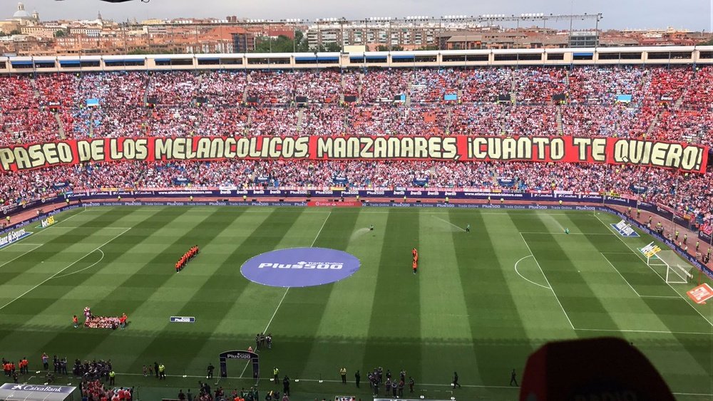 Vue générale du Vicente Calderón avec le tifo pour le match Atletico-Athletic. Twitter/Escarabajano