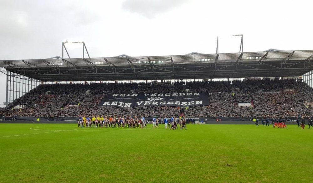 El Millerntor-Stadion se tiñó de negro en memoria de las víctimas del Holocausto. Twitter/FCStPauli