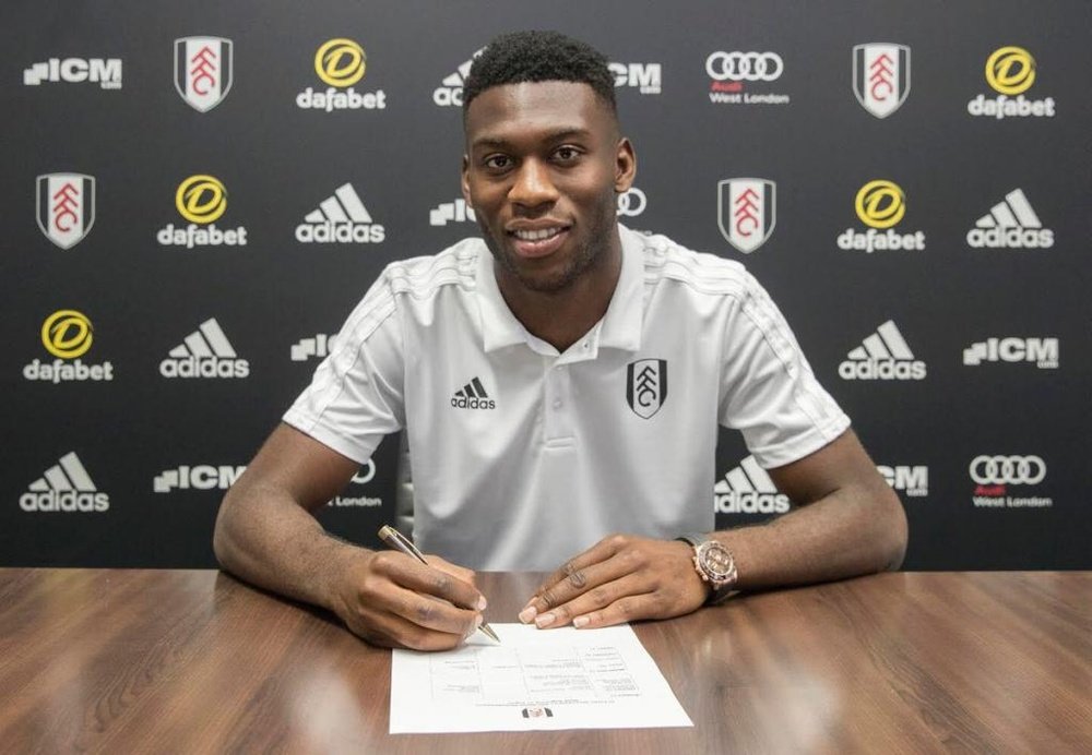 Fosu-Mensah signe à Fulham. FulhamFC