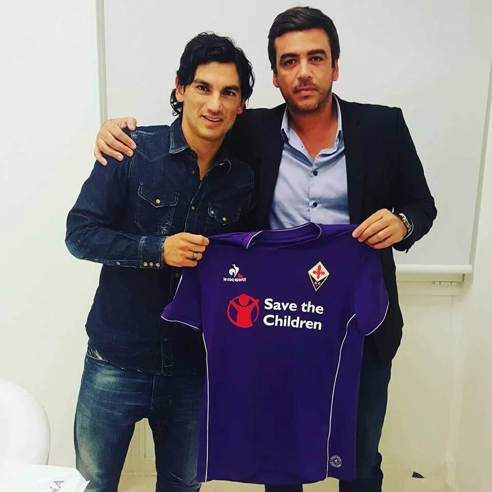 Tino Costa, en su presentación como nuevo futbolista de la Fiorentina. Twitter