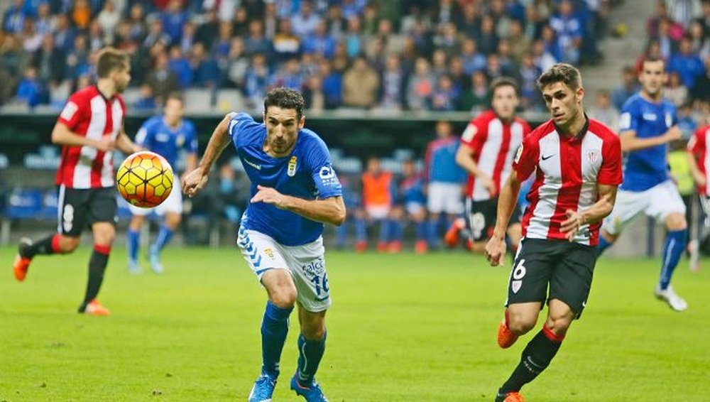 Toché, futbolista del Oviedo, corre a por un balón en un partido ante el Bilbao Athletic. RealOvideo