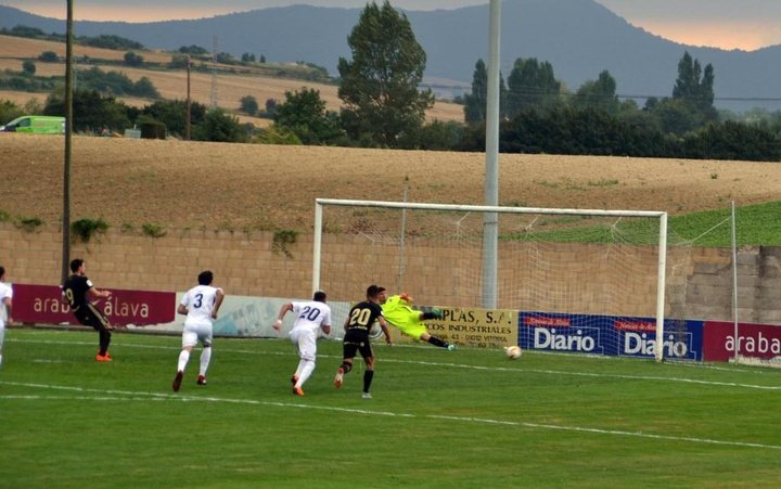 Un penalti en el 89' tumba al Huesca ante el Oviedo