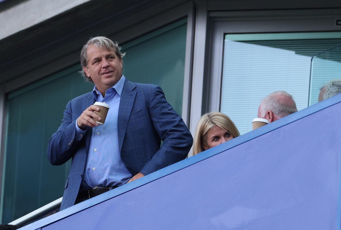 Según 'The Times', el Chelsea negocia con la UEFA tras haber superado el límite de 200 millones en pérdidas en tres años. El club podría sufrir una fuerte multa económica y ser excluido de competiciones europeas.