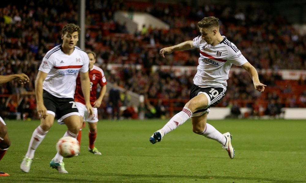 Cairney (d) podría tener opciones de jugar en la Premier League. Twitter/FulhamFC