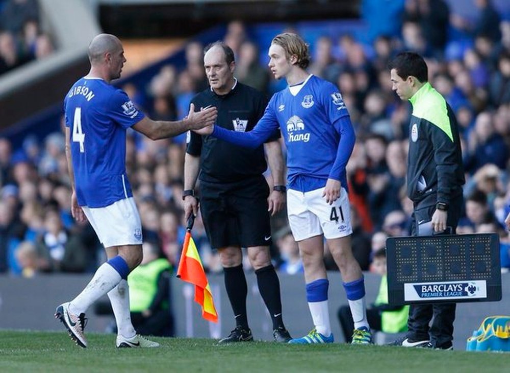 Tom Davies ya sabe lo que es jugar con la primera plantilla del Everton. Archivo/AFP/EFE