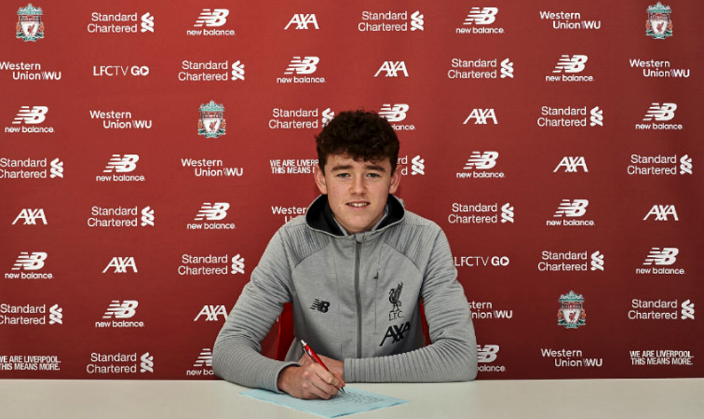 Tom Hill firma su primer contrato profesional con el Liverpool