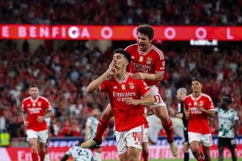 O Benfica passou por cima do Moreirense (3-0) na 29ª rodada da Liga Portuguesa. Os gols de Orkun Kökcü, Tomás Araújo e Benjamín Rollheiser deixam a equipe de Roger Schmidt a 4 pontos do Sporting na disputa pelo título.