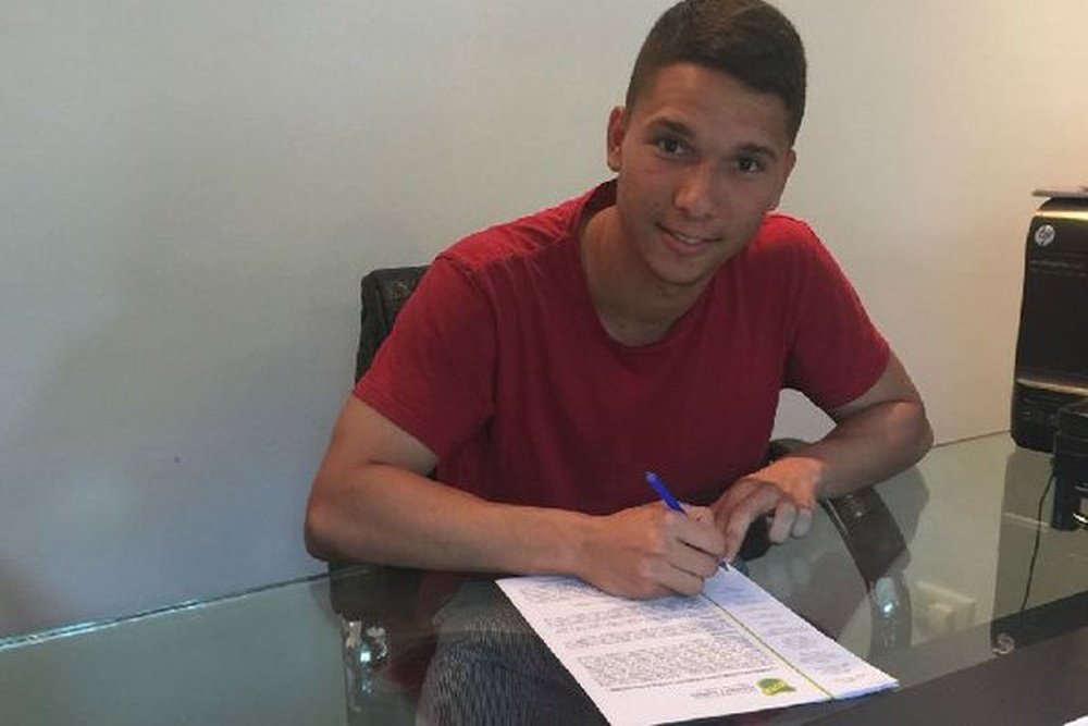 Tomás Martínez, firmando un contrato. Twitter
