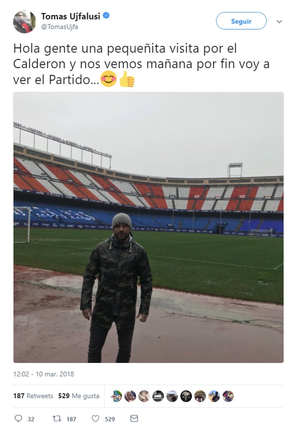 Ujfalusi quiso visitar el Vicente Calderón. Twitter/TomasUjfa
