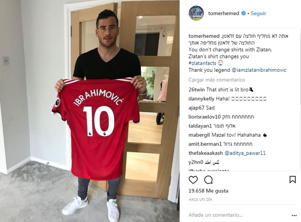 Tomer Hemed compartió una imagen en Instagram con la camiseta de Ibrahimovic. Instagram/TomerHemed