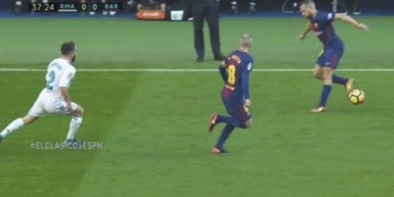 Jordi Alba le hizo un caño a Modric en el 'Clásico'. Captura/ESPN