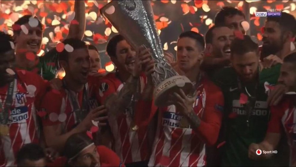 Gabi and Torres lifted the trophy together. Screenshot/beINSports