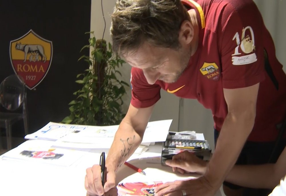 Totti, firmando el Draw My Life que explica su carrera en la Roma. ASRoma