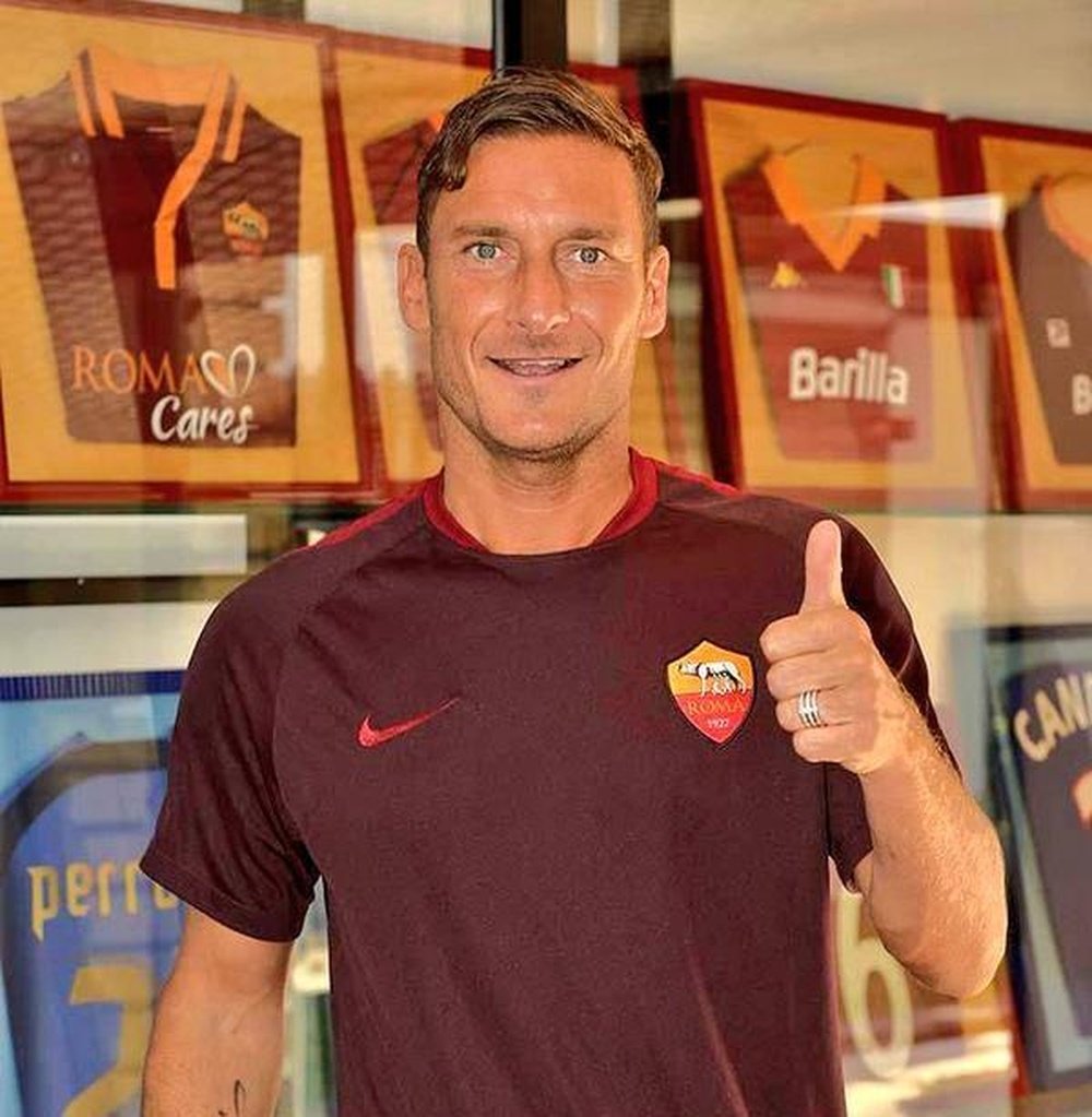 Totti, preparado para comenzar la pretemporada con la Roma. Twitter