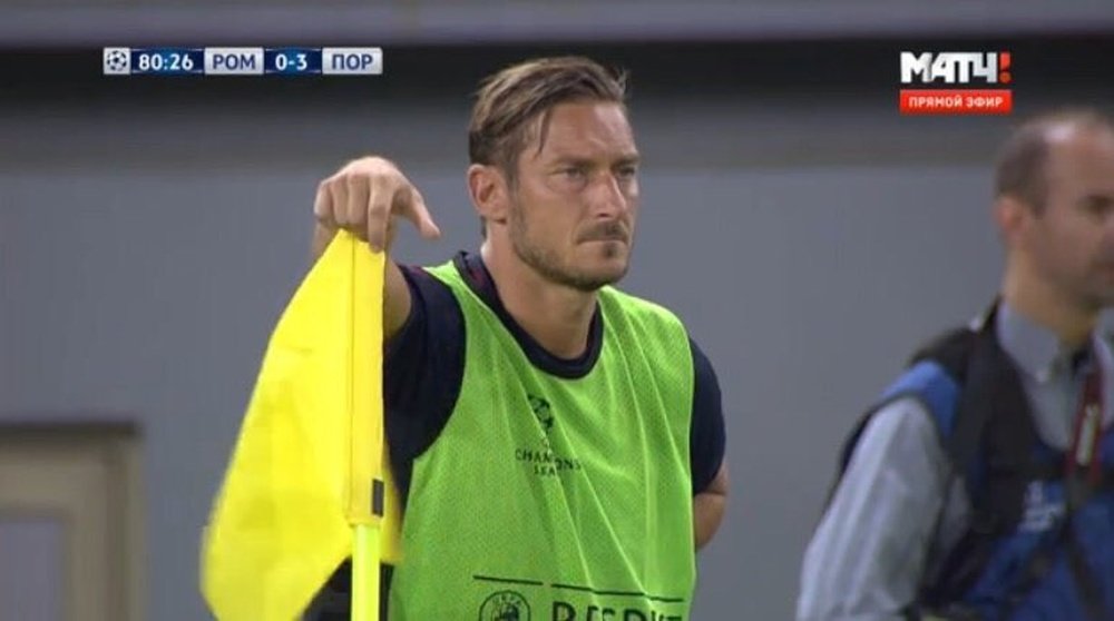 Totti observa el partido ante el Oporto desde la banda. Twitter