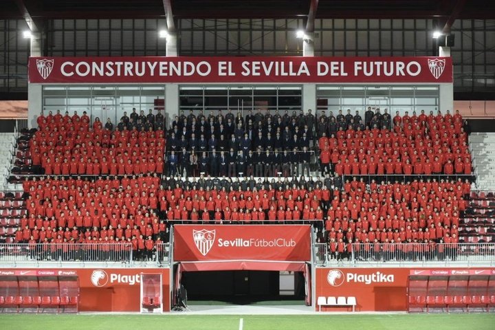 Las 26 plantillas del Sevilla, unidas para la foto de familia