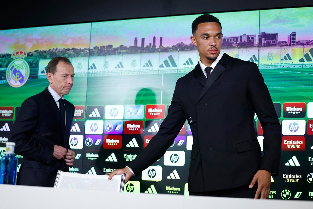 Huijsen and Alexander-Arnold start training with Xabi Alonso