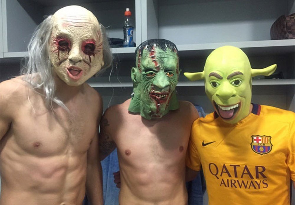 Tres jugadores del Barcelona, con máscaras, en el vestuario de Getafe.