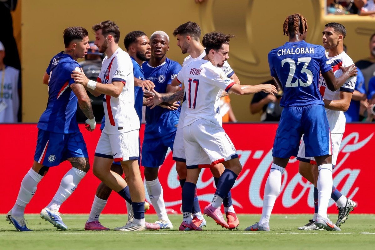 Les réclamations du Real Madrid,liées à une préparation tronquée par la Coupe du monde des clubs ont ravivé le débat autour d’un éventuel report de leur premier match de Liga. Le PSG et Chelsea, finalistes de cette compétition, se trouvent dans une situation encore plus délicate. Les deux équipes disposent de moins de temps de préparation.