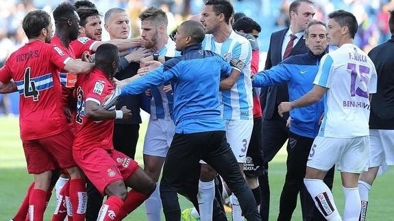 Trifulca entre los jugadores del Málaga y el Espanyol al término del partido en La Rosaleda. DiarioSur