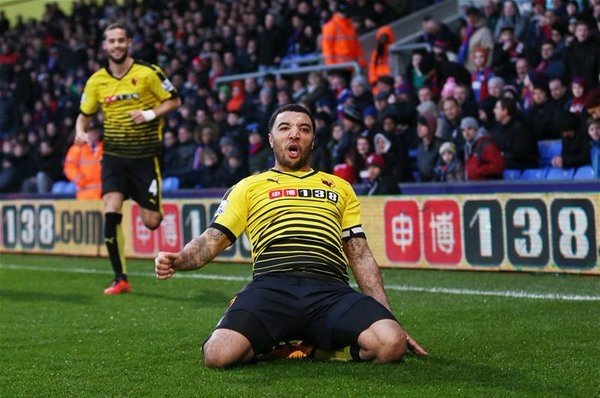 Deeney marcó los dos goles del Watford ante el Crystal Palace. Twitter