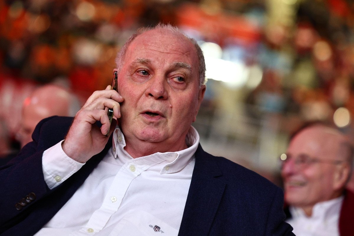 Según infirmó 'Bild', Uli Hoeness, presidente de honor del Bayern de Múnich, fue hospitalizado este sábado porque se le había reventado una vena. Afortunadamente, el mandatario recibió el alta por la noche y se encuentra bien.