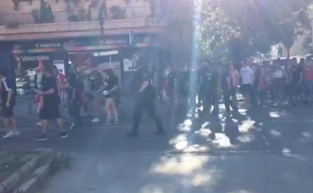 Ultras del Atlético se enfrentaron a radicales de la Real. Captura @MikRec