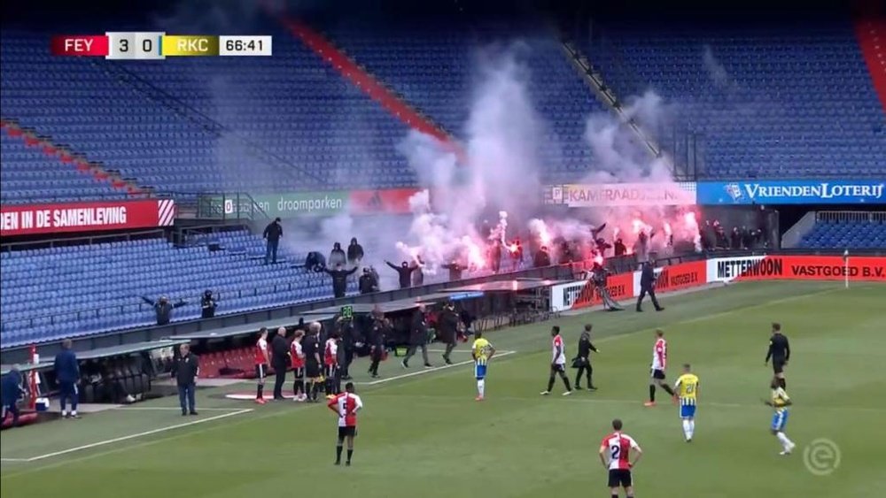 Los ultras asaltaron De Kuip con bengalas... ¡y pararon el partido del Feyenoord! Captura/ESPN