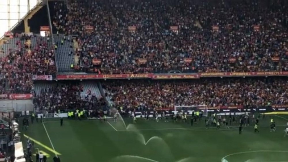 El Lens-Lille, a punto de suspenderse por la entrada de unos ultras. Captura/ArthurPineau