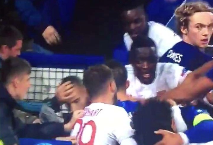 Um torcedor do Everton agrediu o goleiro do Lyon... Com o filho nos braços!
