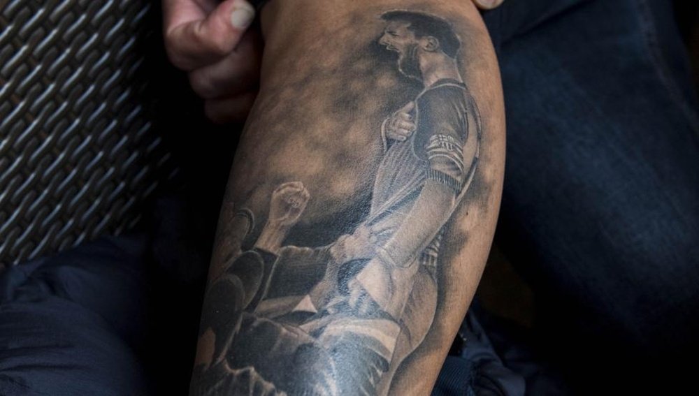 Un fan se fait tatouer une image de Messi fêtant la 'remontada'. MundoDeportivo