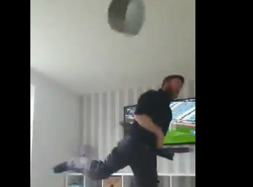 The Leeds fan went crazy. Screenshot/fordmatt93