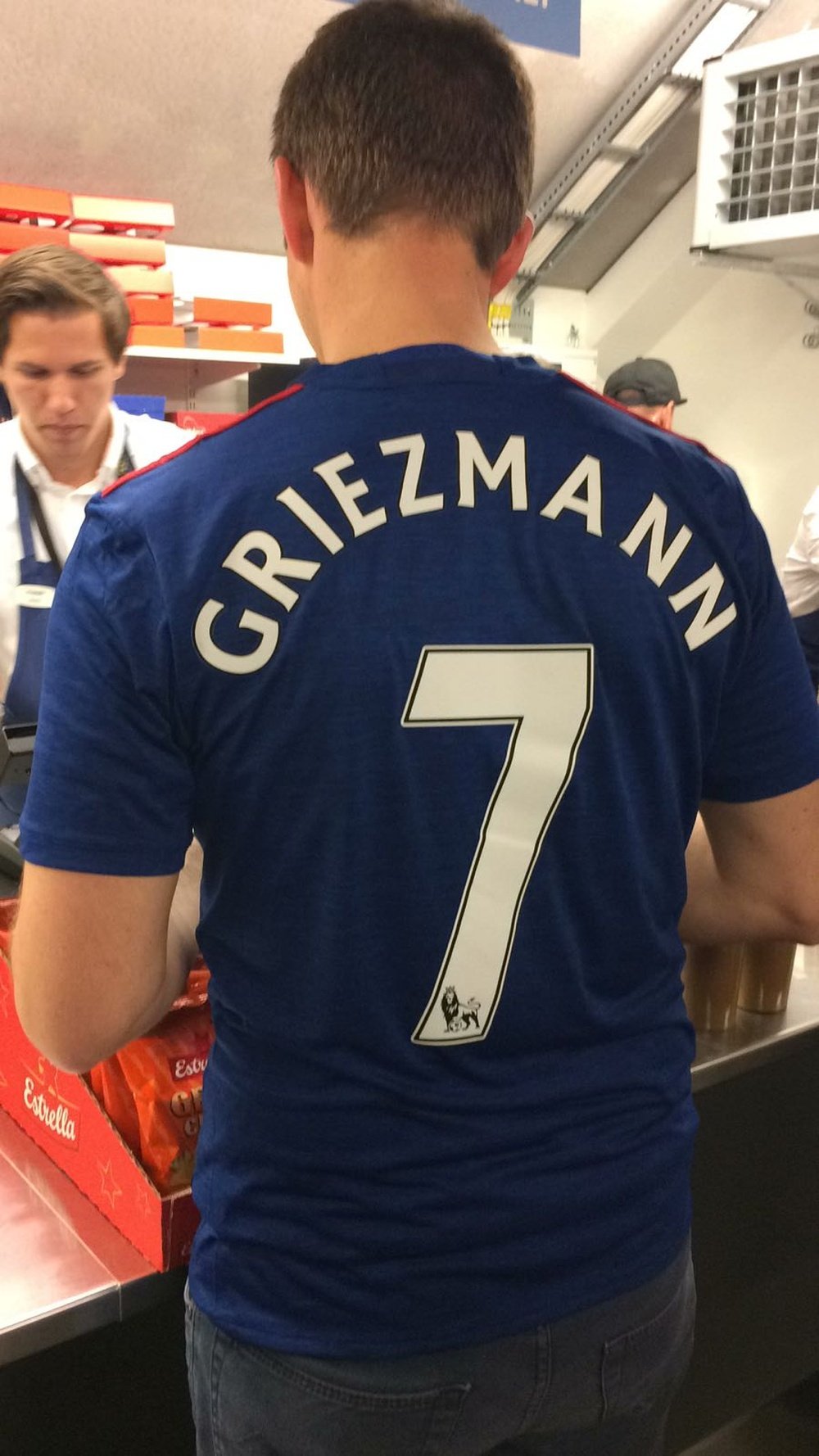 Un aficionado, con la que sería la camiseta de Griezmann en el United. Twitter