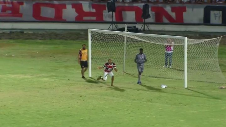 Lo nunca visto en Brasil: ¡un aficionado salta al campo y enseña al portero de Santa Cruz a parar!