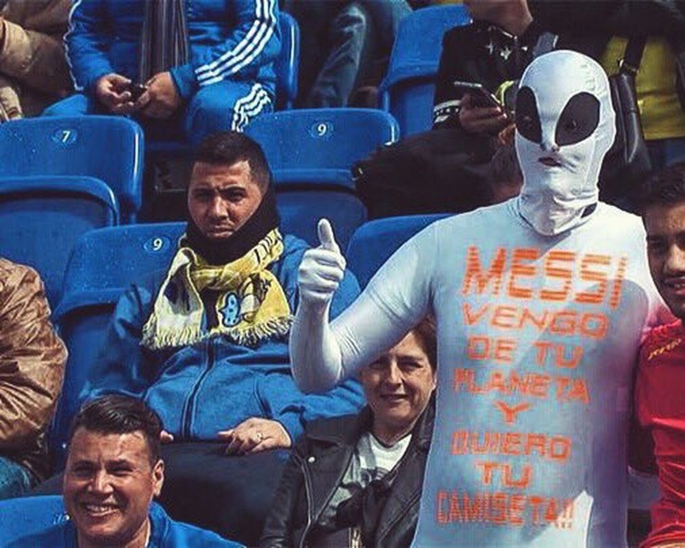 Un aficionado se disfrazó de extraterrestre para pedirle la camiseta a Messi. Twitter