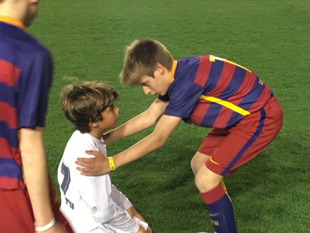 Un alevín del Barcelona consolando a otro del Real Madrid tras la final de la Mediterranean International Cup. Twitter