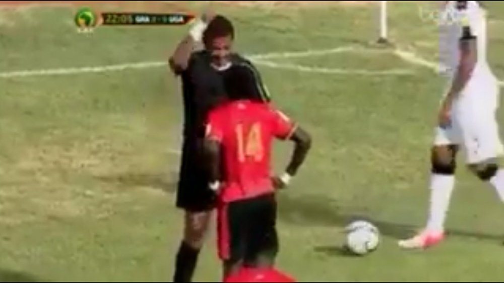 El colegiado amonestó sin tarjeta a un jugador de Uganda. Youtube