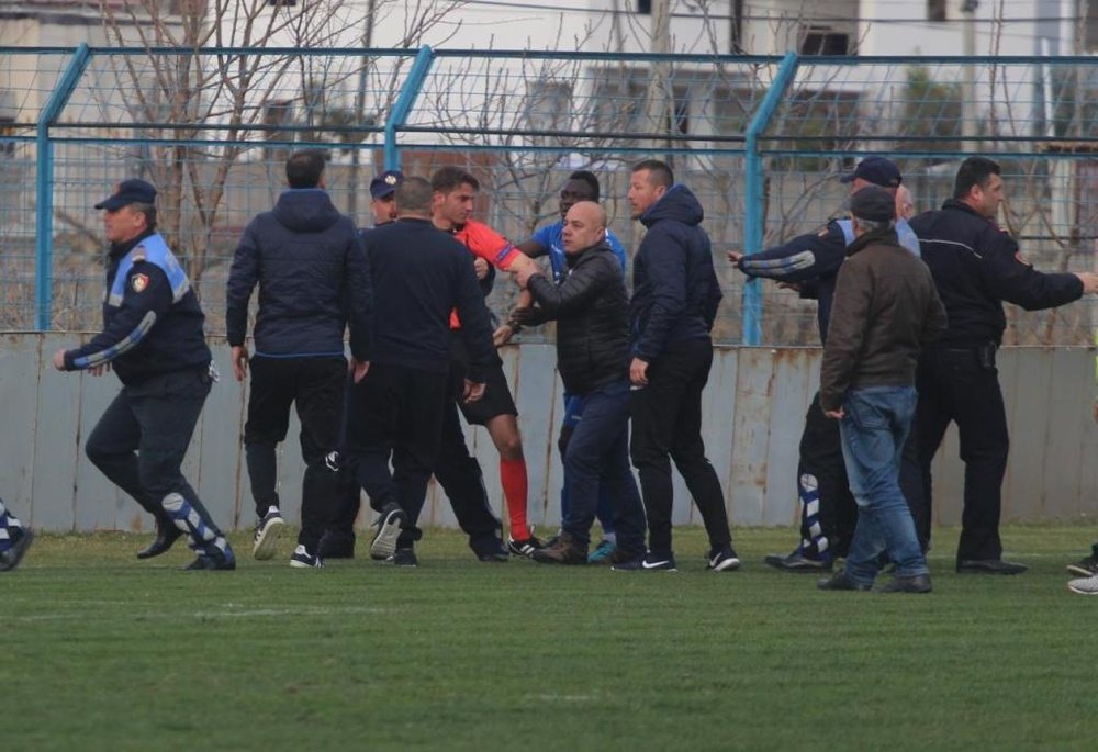 Suspenden la Liga Albana por la huelga de árbitros. Twitter/starplus_tv