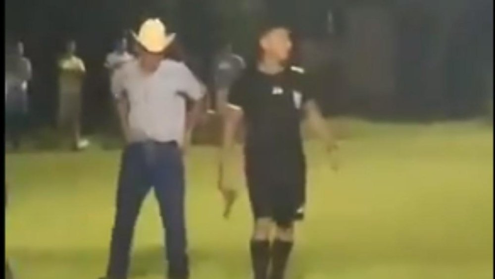 Un árbitro hondureño sacó una pistola. Captura/Twitter/Regla_XVIII