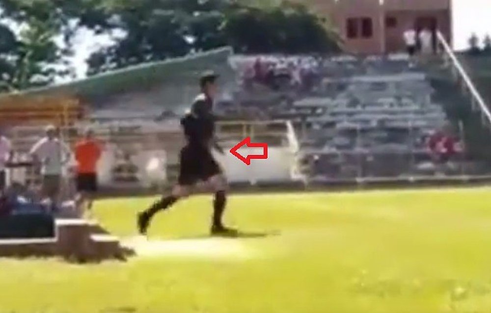 Un árbitro sacó una pistola en Brasil y persigue a un futbolista en un Oriente-Industrial. Youtube