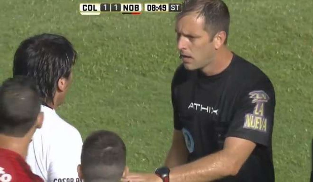 Un árbitro se enoja con Fidencio Oviedo. Youtube+