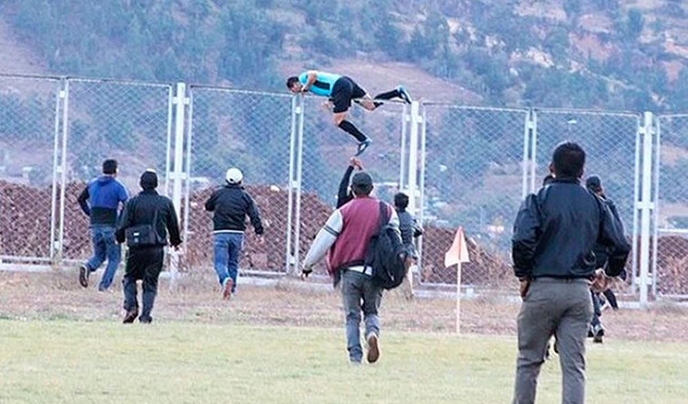 Un árbitro tiene que escapar en Perú. Captura/LaRepública
