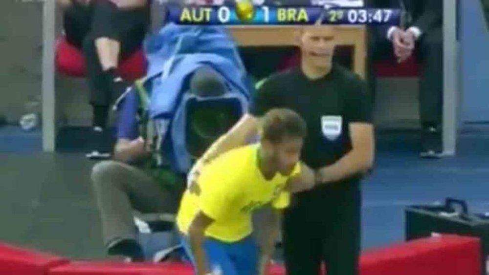 El asistente agarró a Neymar para que no entrase al terreno de juego. Twitter