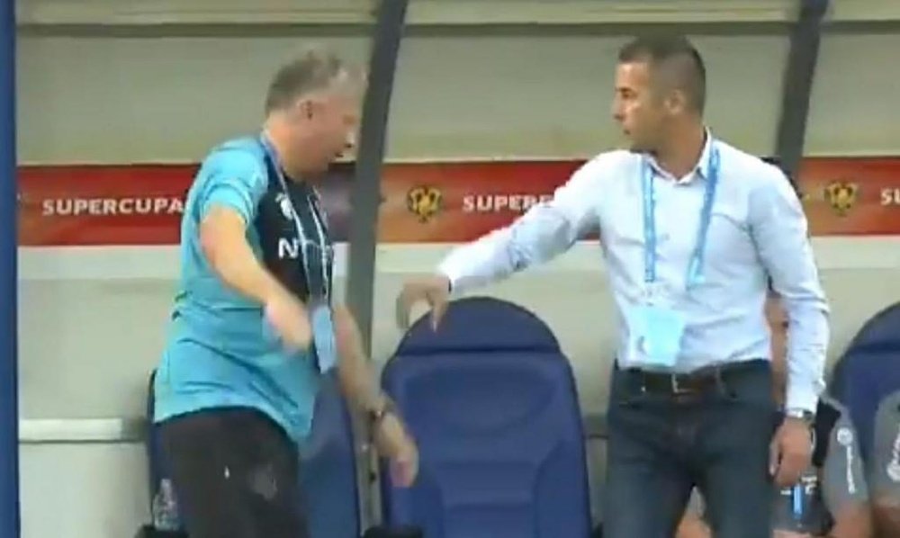 Petrescu no le reprochó nada a su ayudante. Captura/DigiSport1