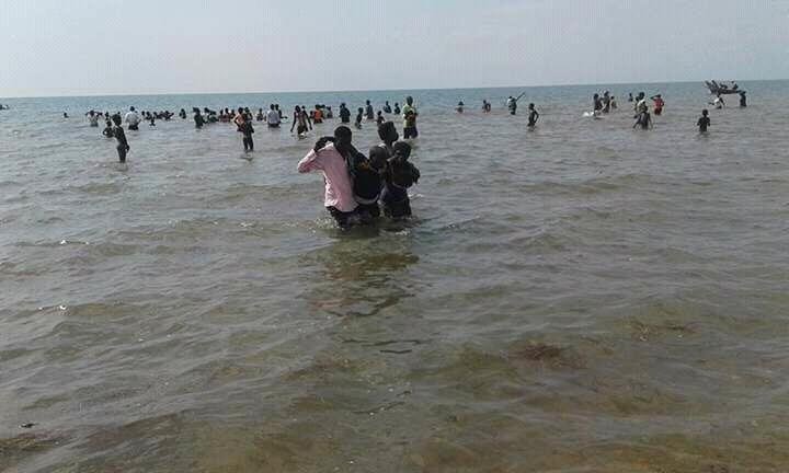Naufraga un bote en un lago de Uganda con un equipo de fútbol