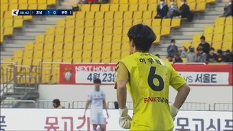 Centre-mid starts in goal for Gyeongnam FC.  Twitter/medioclubID