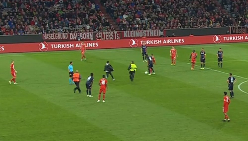 A fan got onto the pitch between Bayern and Viktoria Plzen. Screenshot/MovistarLigadeCampeones