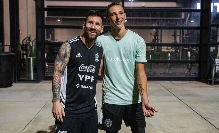 Un fan de Messi se fait tatouer sa signature sur le bras. Instagram/@franranieri04