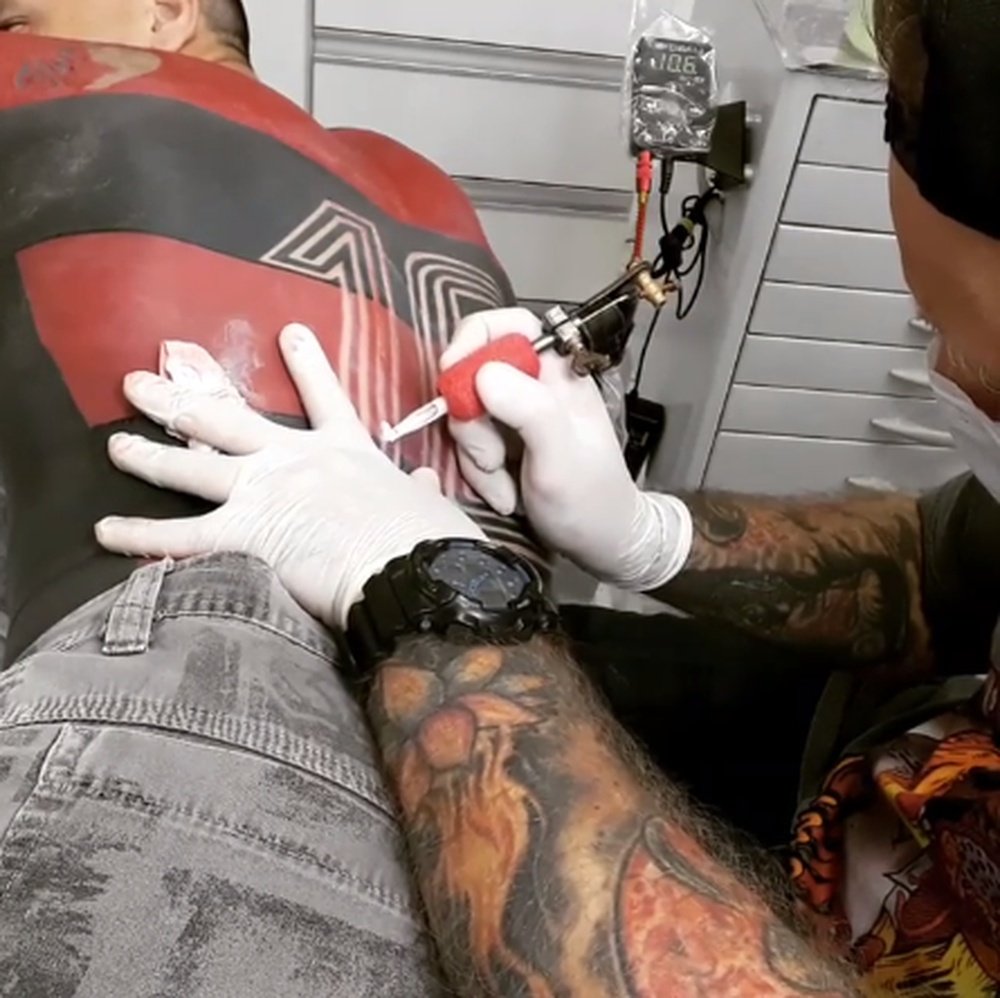 Un fan se fait tatouer un maillot. Capture/Twitter