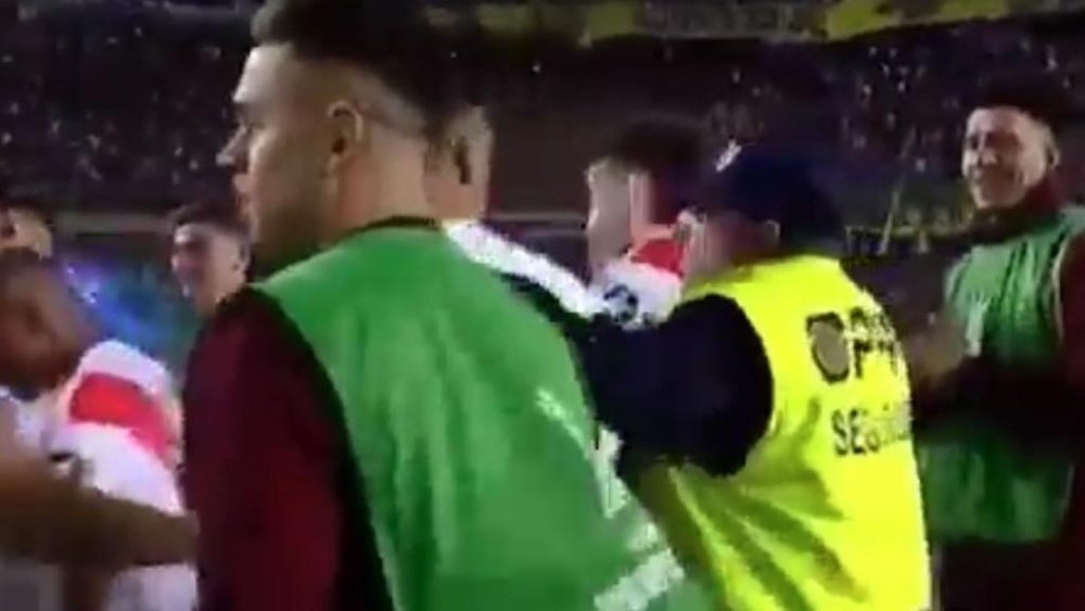 Un guardia de seguridad saltó a abrazar a los jugadores de River. Captura/FOXSports